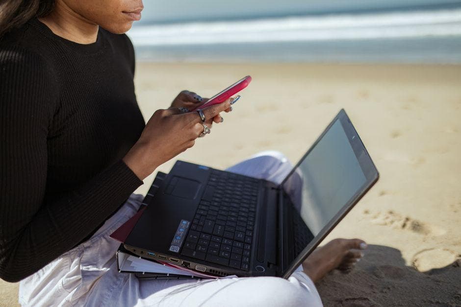 Working From Paradise Without Wrecking Your Workday: A Practical Destination-Work Routine